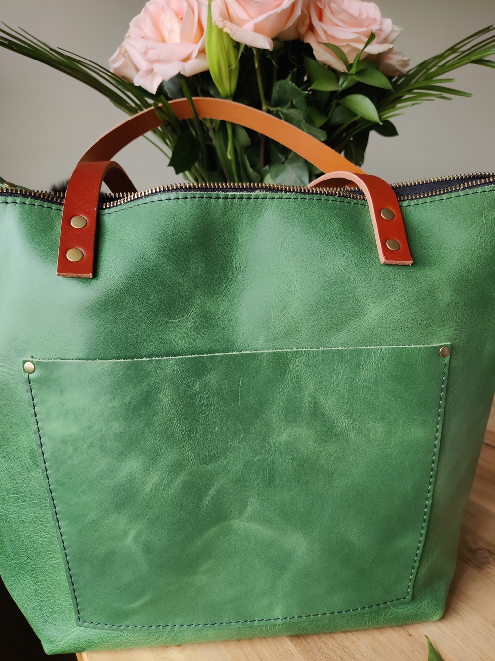 Portland Leather Medium Zipper Tote 🤠🌿 - Picture 7 of 16
